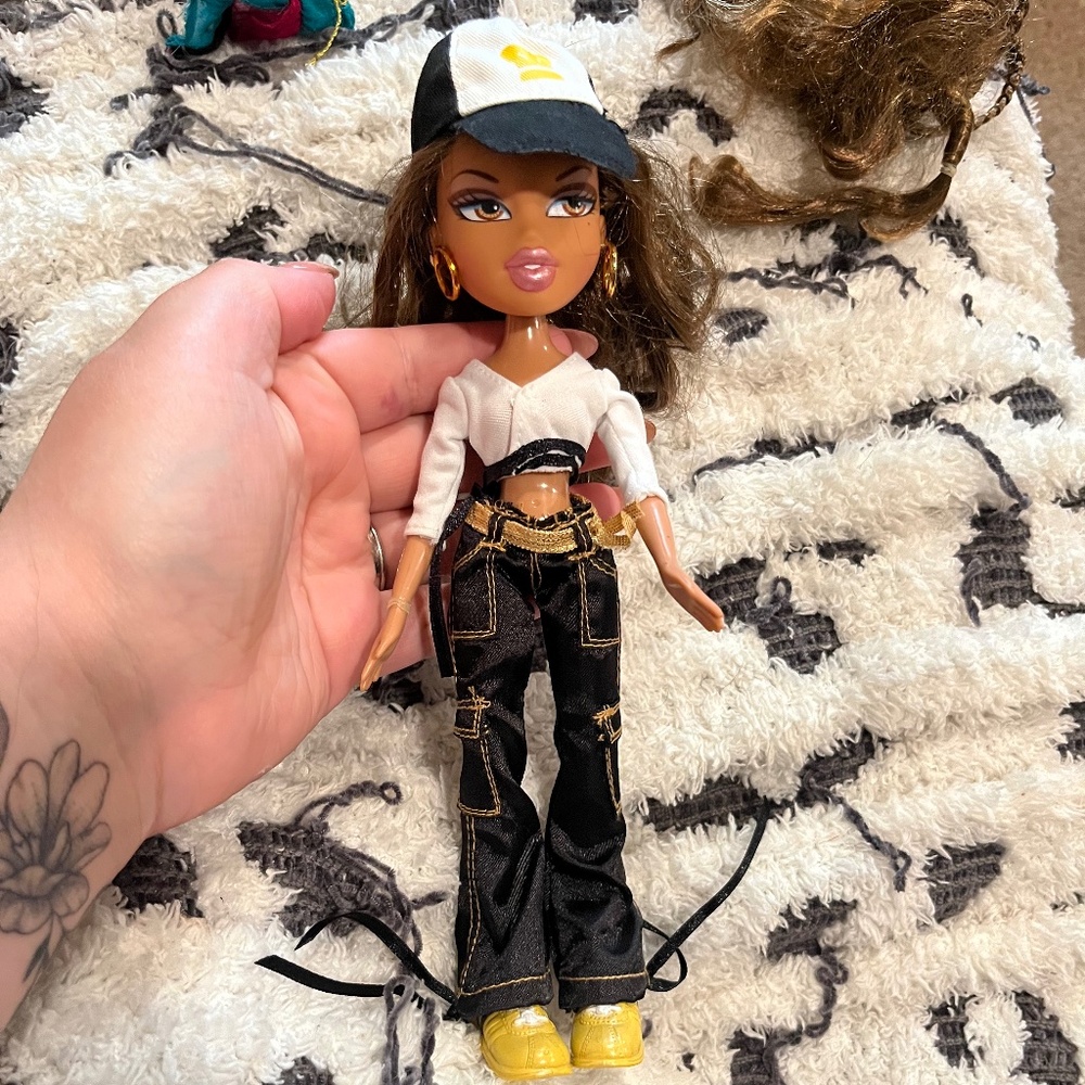 B23 Bratz Play Sportz Hip Hop Dance Yasmin Doll